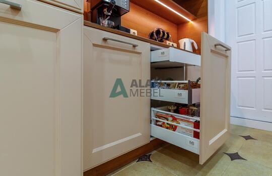 Кухня в частный дом в классическом стиле бежевого цвета с рамочными фасадаи на заказ 