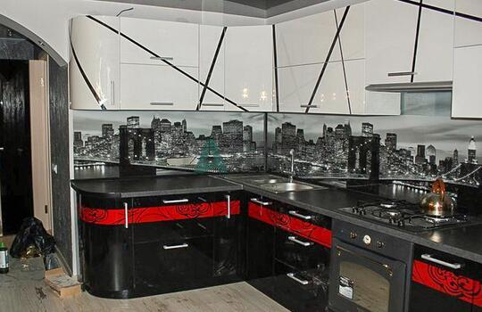 современная угловая кухня с крашенными фасадами и фотоскиналив минске 