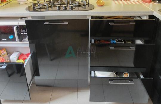 черная кухня из пластика в маленькую кухню на заказ по размерам 