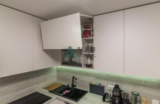 Угловая светлая кухня с фасадами из древесно стружечной плиты EGGER с доставкой в Минске 