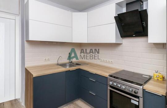 кухня углового типа в минималистичном стиле с белым верхом и серым низом без ручек по индивидуальному размеру 