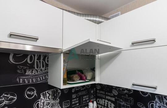 Современная строгая кухня с фасадами из древесно стружечной плиты в серо-белых тонах 