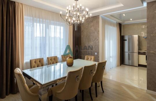 угловая кухня глянцевая со вставками натурального шпона под лаком на заказ 