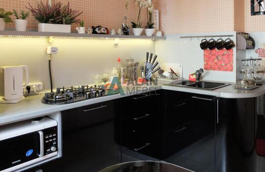 черная кухня из пластика в маленькую кухню на заказ по размерам 