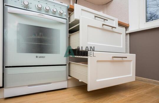 угловая кухня белого цвета с рамочными фасадами и стеклом на заказ 