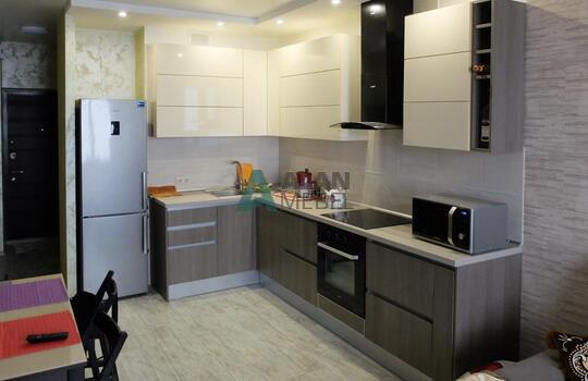 маленькая Г-образная кухня с глянцевыми фасадами белого цвета верх и серого цвета низ без ручек 