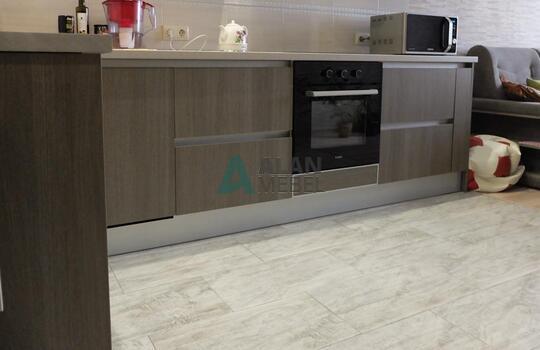 маленькая Г-образная кухня с глянцевыми фасадами белого цвета верх и серого цвета низ без ручек 