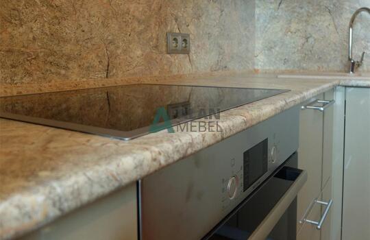 встроенная глянцева Г-образная кухня с белым верхом и серым низом по индивидуальному размеру 