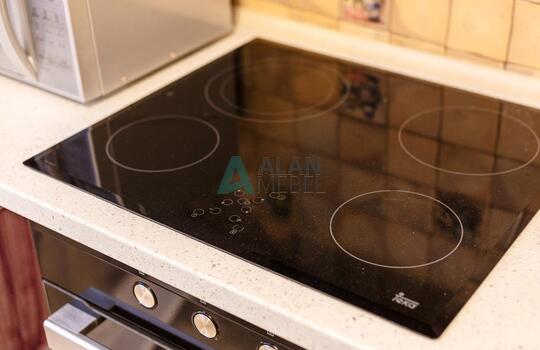 глянцевая акриловая кухня с темным низом и светлым верхом на заказ в квартиру 