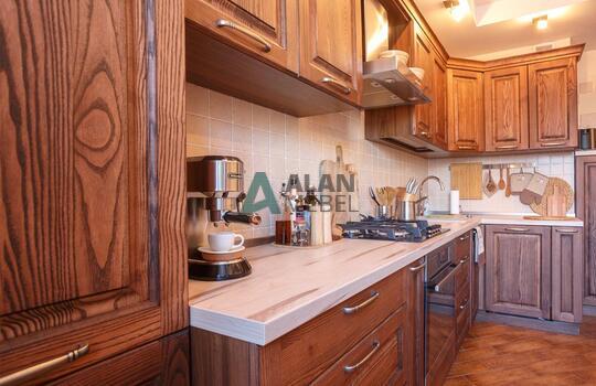 качественная угловая кухня с фасадами из массива ясеня на заказ 