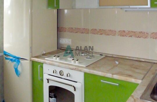 зеленая угловая кухня с пластиковыми фасадами в квартиру 