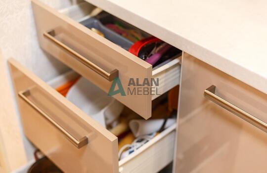 прямая встроенная кухня с глянцевыми фасадами в светлых оттенках 