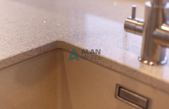 купить угловую кухню с фасадами из массива ясеня бежевого цвета в Минске 