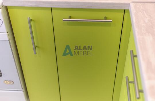 Г-образная кухня желтого цвета со столешницей под светлое дерево по индивидуальному размеру 