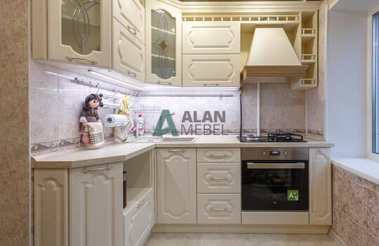 маленькая угловая кухня в классическом стиле в светлых оттенках по индивидуальному размеру 