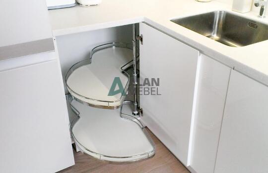 прямая кухня с глянцевыми белыми фасадами без ручек по индивидуальному размеру 