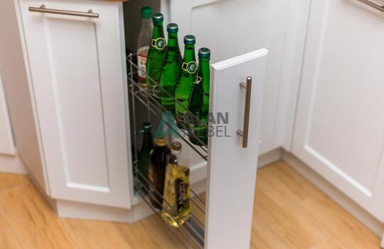 угловая кухня белого цвета с рамочными фасадами и стеклом на заказ 