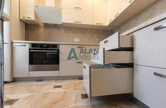 угловая глянцевая акриловая кухня светлого оттенка на заказ 