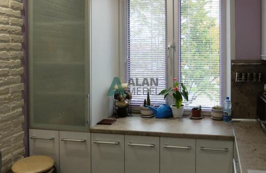 Белая угловая кухня из пластика с ручками на заказ в минске 