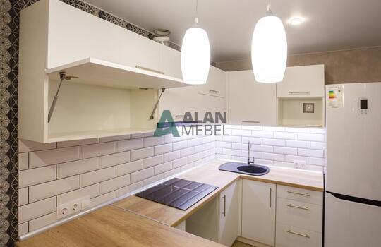 Акриловая кухня бежевого цвета с деревянной столешницей и барной стойкой на заказ 