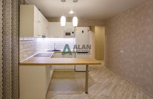 Акриловая кухня бежевого цвета с деревянной столешницей и барной стойкой на заказ 