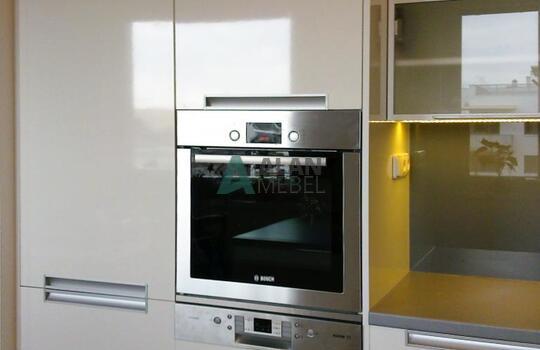 Кухня современная со встроенной техникой и угловой мойкой на заказ по размерам заказчика 