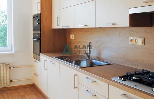 бежевая прямая кухня с фасадами под дерево с ручками по индивидуальному размеру на заказ 