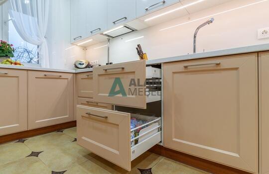 Кухня в частный дом в классическом стиле бежевого цвета с рамочными фасадаи на заказ 