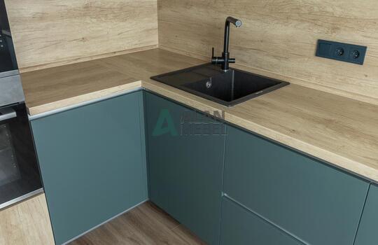 Угловая кухня под дерево с зелеными фасадами из феникса (FENIX) 