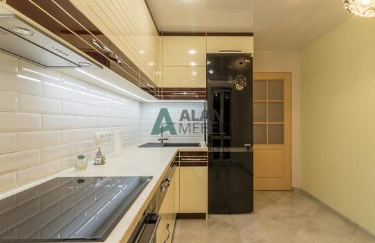 Стильная угловая кухня кухня, фасады МДФ глянцевый со вставками из натурального шпона под лаком 