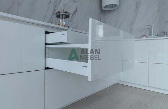 Угловая кухня без ручек из глянцевого акрила Senosan 