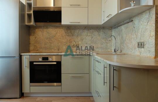 встроенная глянцева Г-образная кухня с белым верхом и серым низом по индивидуальному размеру 