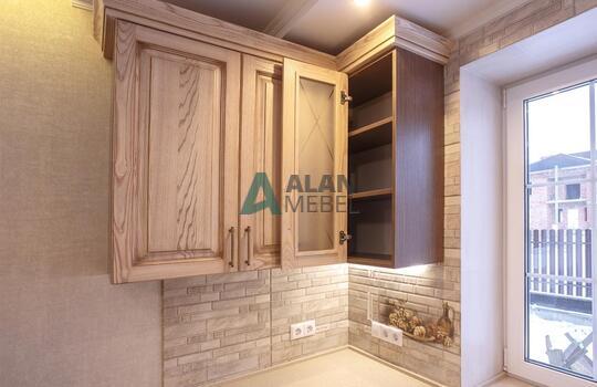 купить угловую кухню с фасадами из массива ясеня бежевого цвета в Минске 