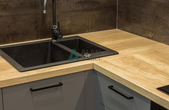 Современная угловая кухня с барной стойкой 