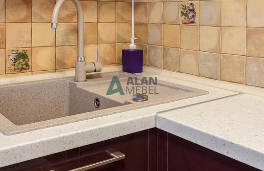 глянцевая акриловая кухня с темным низом и светлым верхом на заказ в квартиру 