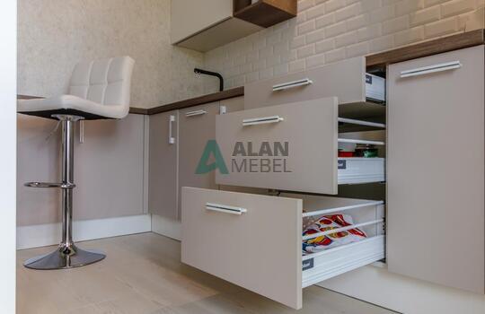 Светлая матовая акриловая кухня с барной стойкой на заказ 