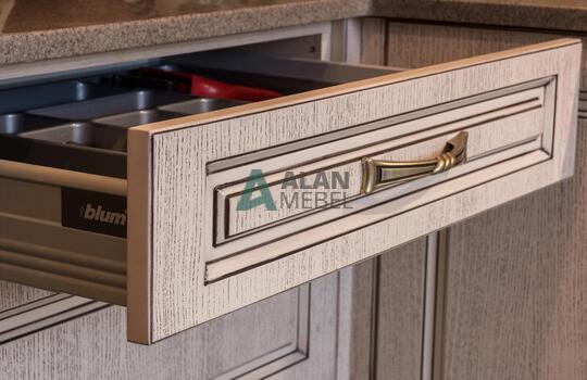 Классическая угловая кухня из дубового шпона 