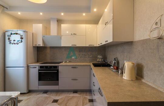 угловая глянцевая акриловая кухня светлого оттенка на заказ 