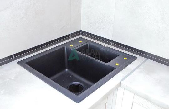 светлая кухня из натурального дерева с ручками по выгодной цене 