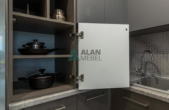 Угловая современная кухня под потолок 