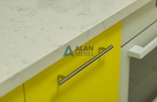 Желтая кухня без ручек со встроенной техникой 