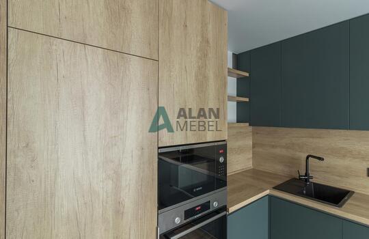 Угловая кухня под дерево с зелеными фасадами из феникса (FENIX) 