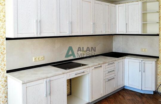 светлая кухня из натурального дерева с ручками по выгодной цене 