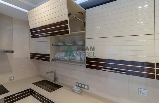 угловая кухня глянцевая со вставками натурального шпона под лаком на заказ 