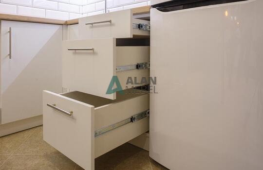 Акриловая кухня бежевого цвета с деревянной столешницей и барной стойкой на заказ 