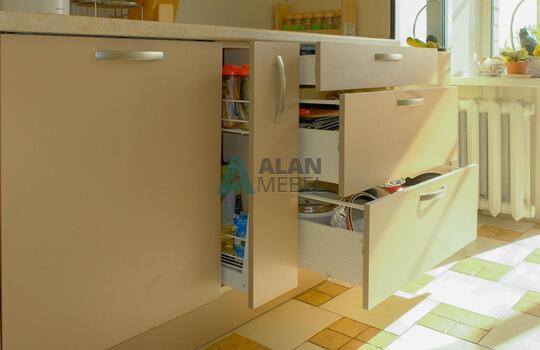 маленькая светлая прямая кухня из пластика с ручками по выгодной цене 