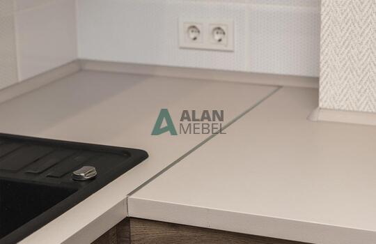 Угловая кухня под дерево без ручек с матовыми фасадами 