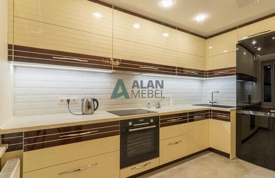 Стильная угловая кухня кухня, фасады МДФ глянцевый со вставками из натурального шпона под лаком 