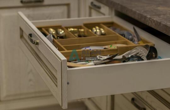 Угловая кухня из массива ясеня с патиной по индивидуальным размерам 