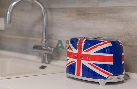 Угловая светлая кухня с матовыми фасадами из МДФ, без ручек 